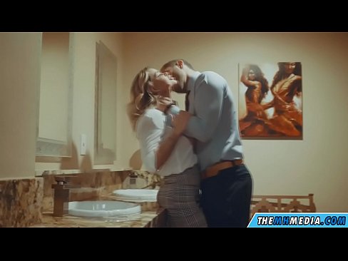 ❤️ Kiam belplena blondulo delogas vin en publika necesejo ️ Porno ĉe ni ❌